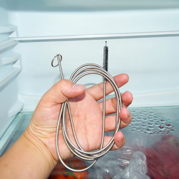 Obrázek z Čistící nástroj na odtokový kanálek lednice 