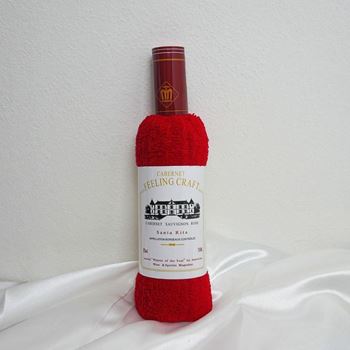 Obrázek Ručník v dárkovém balení láhev vína - červený