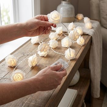 Obrázek z LED světelný řetěz na baterie s růžičkami – 20 květů 
